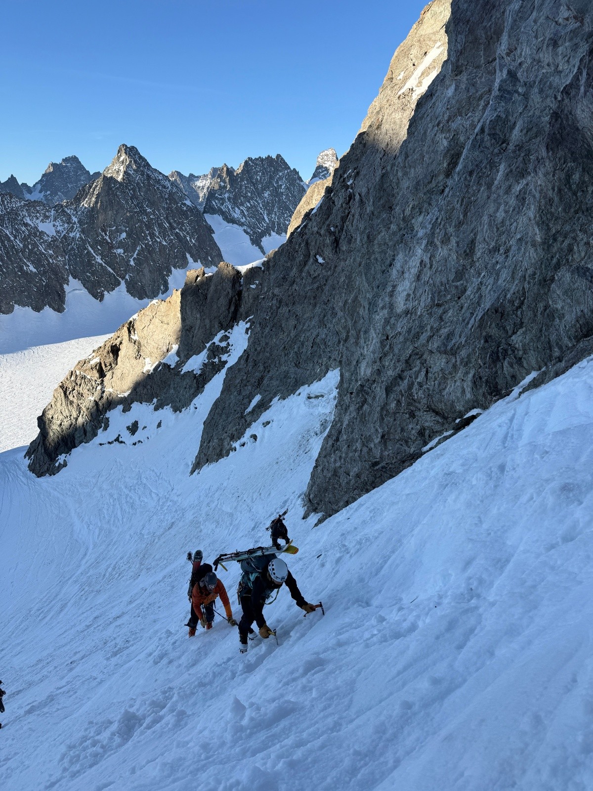 #4 Héloïse et Chris dans le couloir Héloïse et Chris dans le couloir