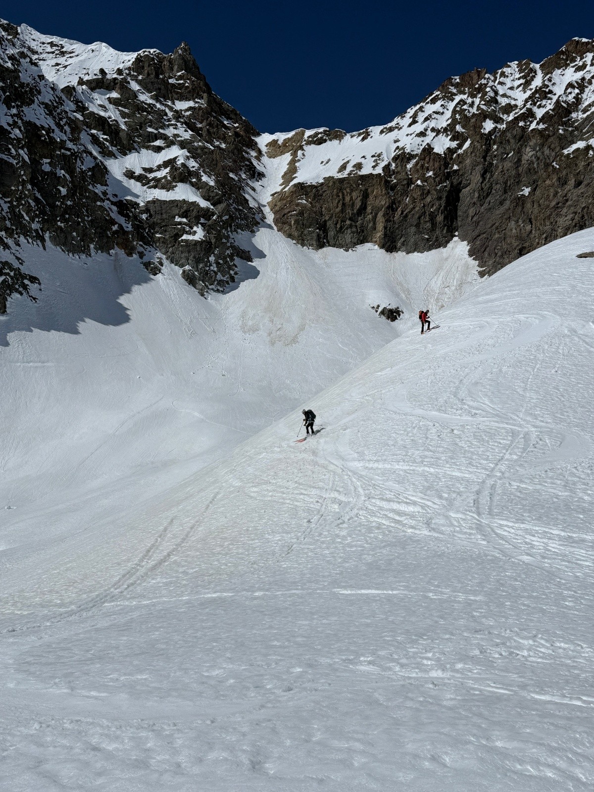#18 Héloïse et Chris avec en arrière plan la brèche de la plate des agneaux que l Héloïse et Chris avec en arrière plan la brèche de la plate des agneaux que l'on vient de descendre