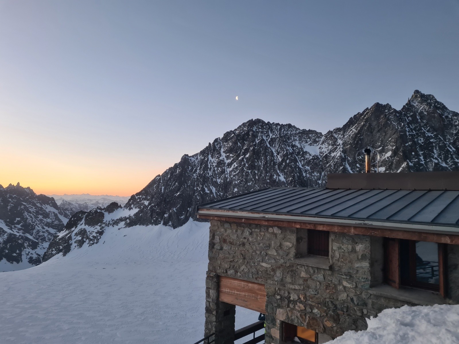 #1 Refuge des ecrins au lueurs du jour Refuge des ecrins au lueurs du jour