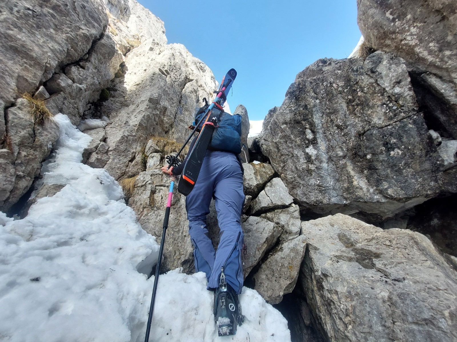#19 petit pas d petit pas d'escalade pour sortir à la brèche