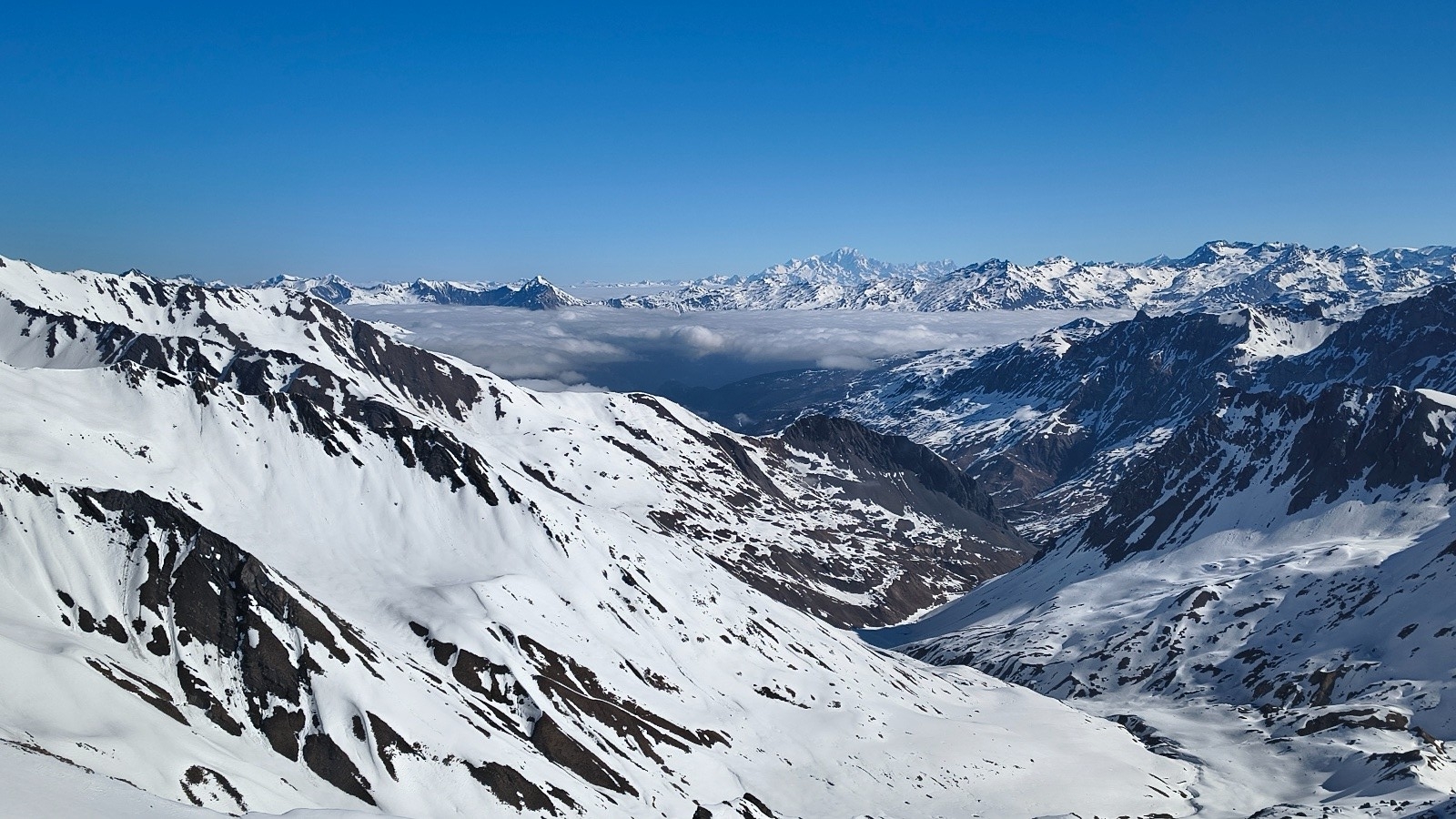 Côté Maurienne avec les nuages bas.