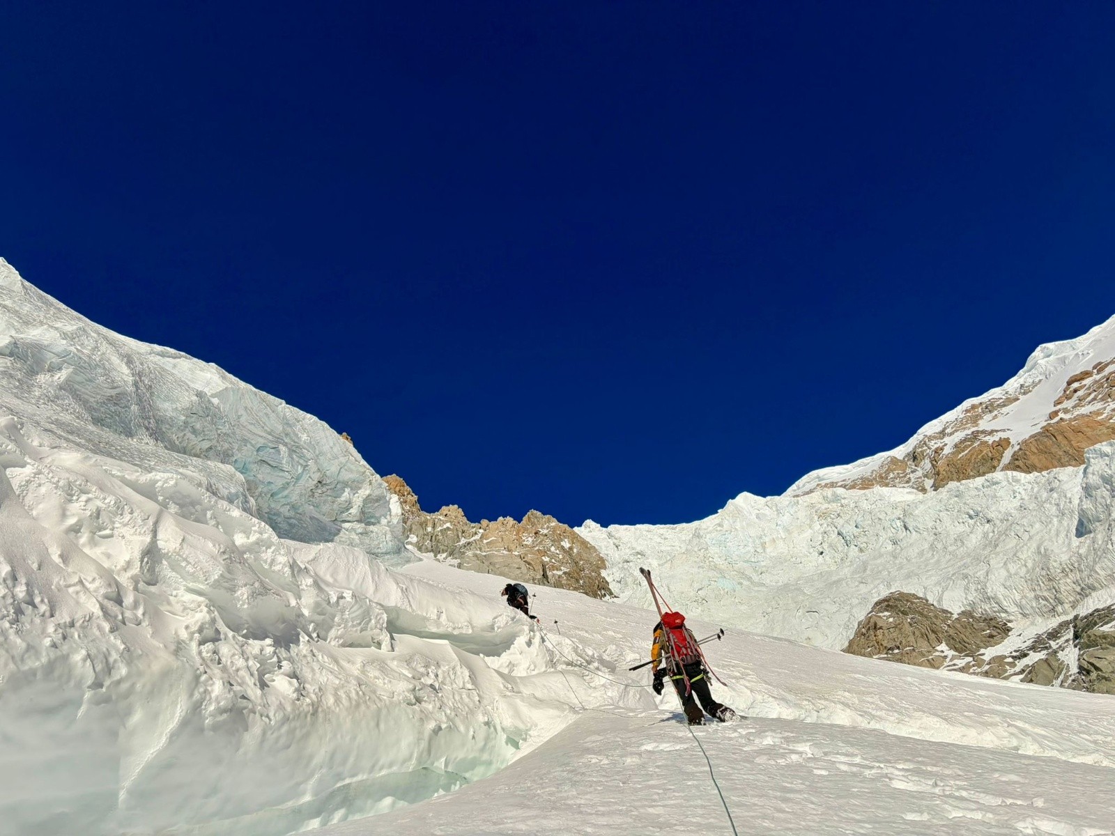 &nbsp;la rimaye au pied du couloir Güssfeld, avec un pont de neige habilement placé
