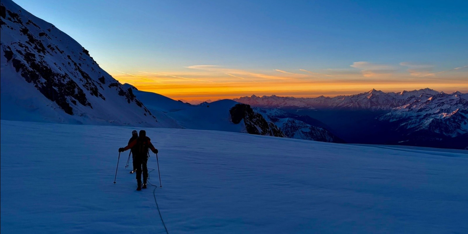 première lueurs du jour sur le plateau de la Brenva&nbsp;