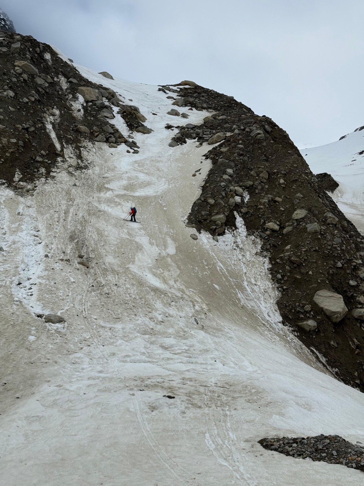 Descente sur la moraine de l’Unteraargletscher