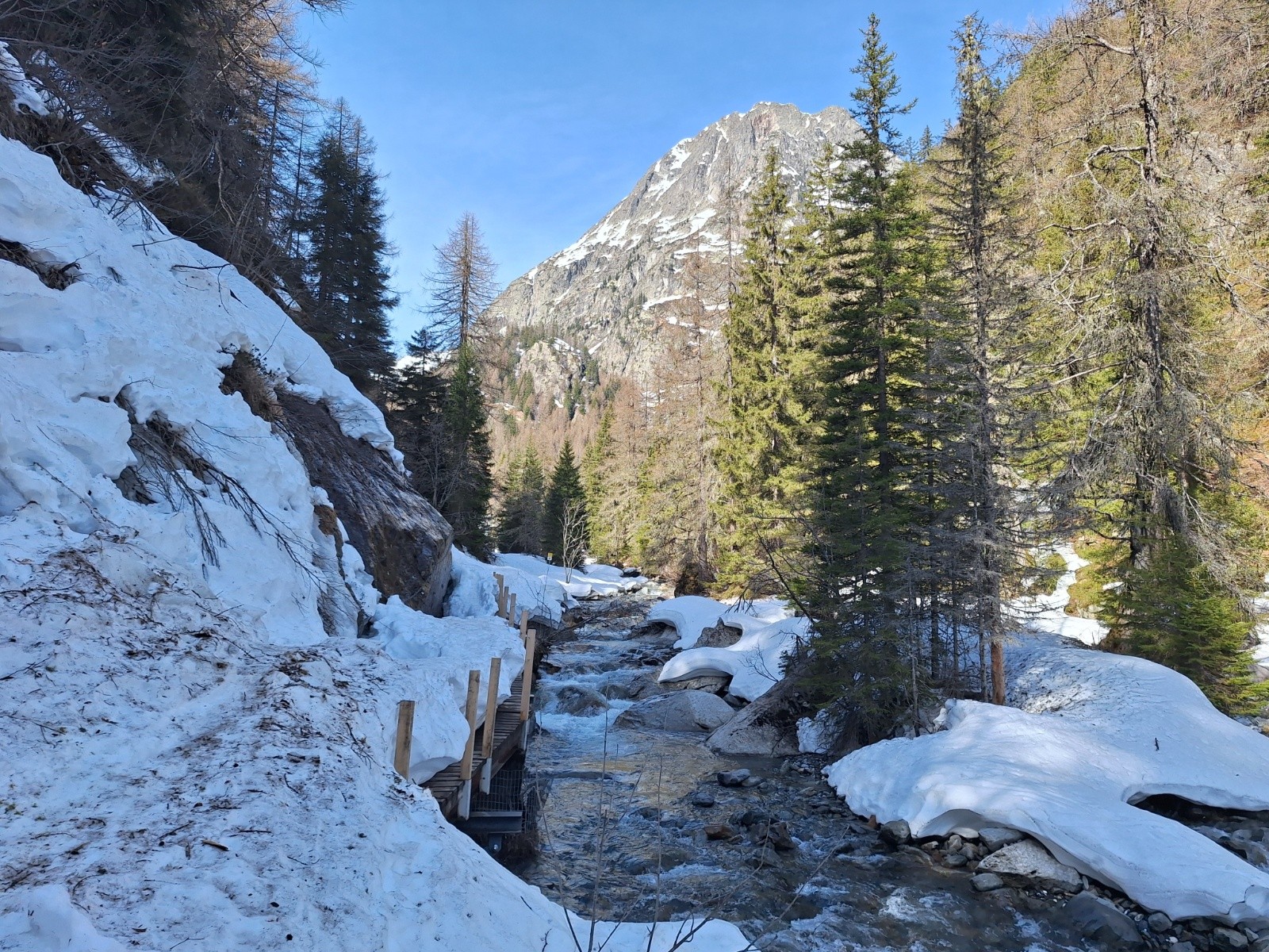 La passerelle... ça passe mieux à pieds... enfin, je trouve!
