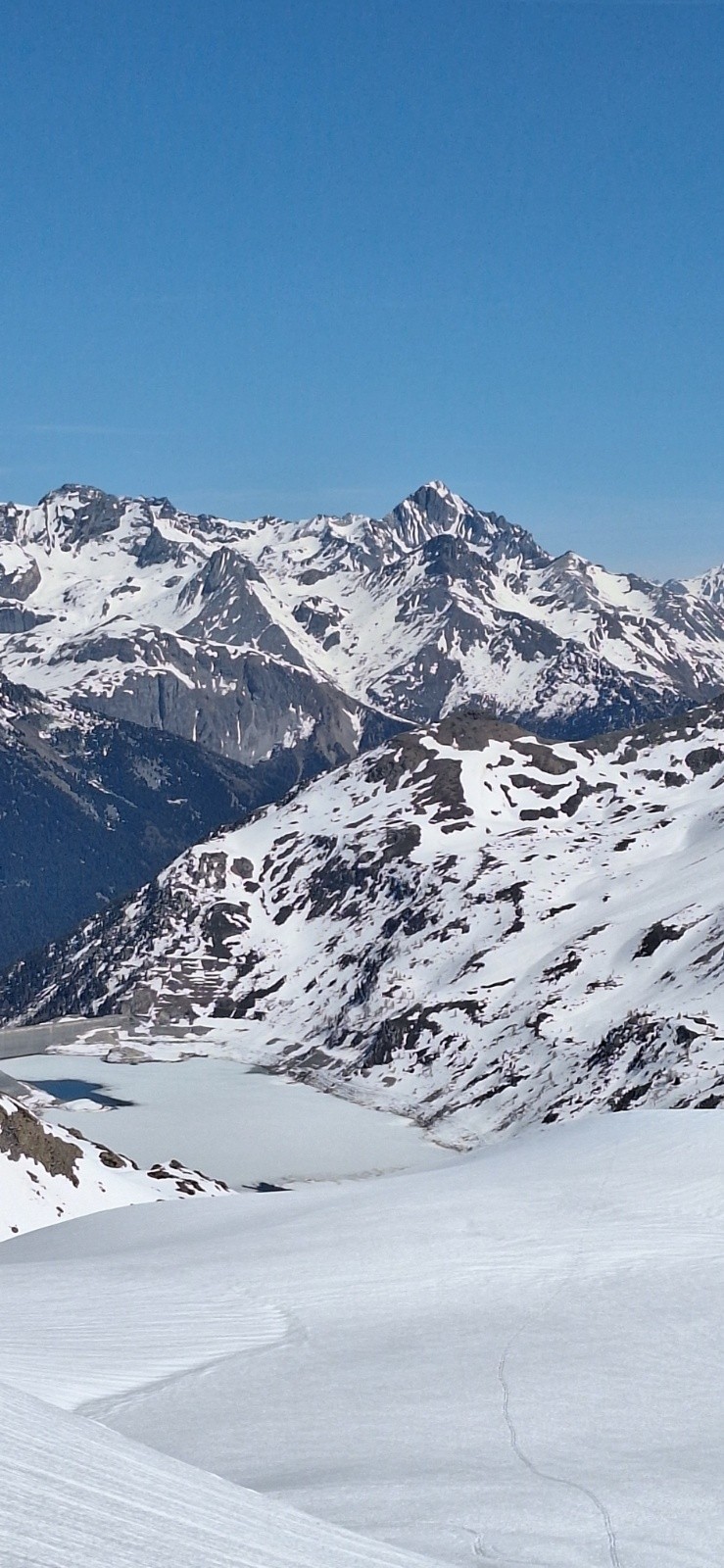 Bissortes&nbsp;avec en fond la dent de Parrachee et sa Brèche de la Loza