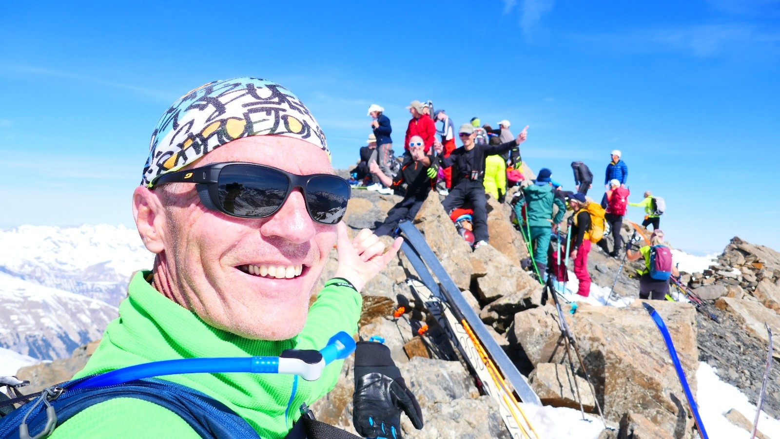 Heureusement qu'elle est épaisse pour soutenir tout ce monde!