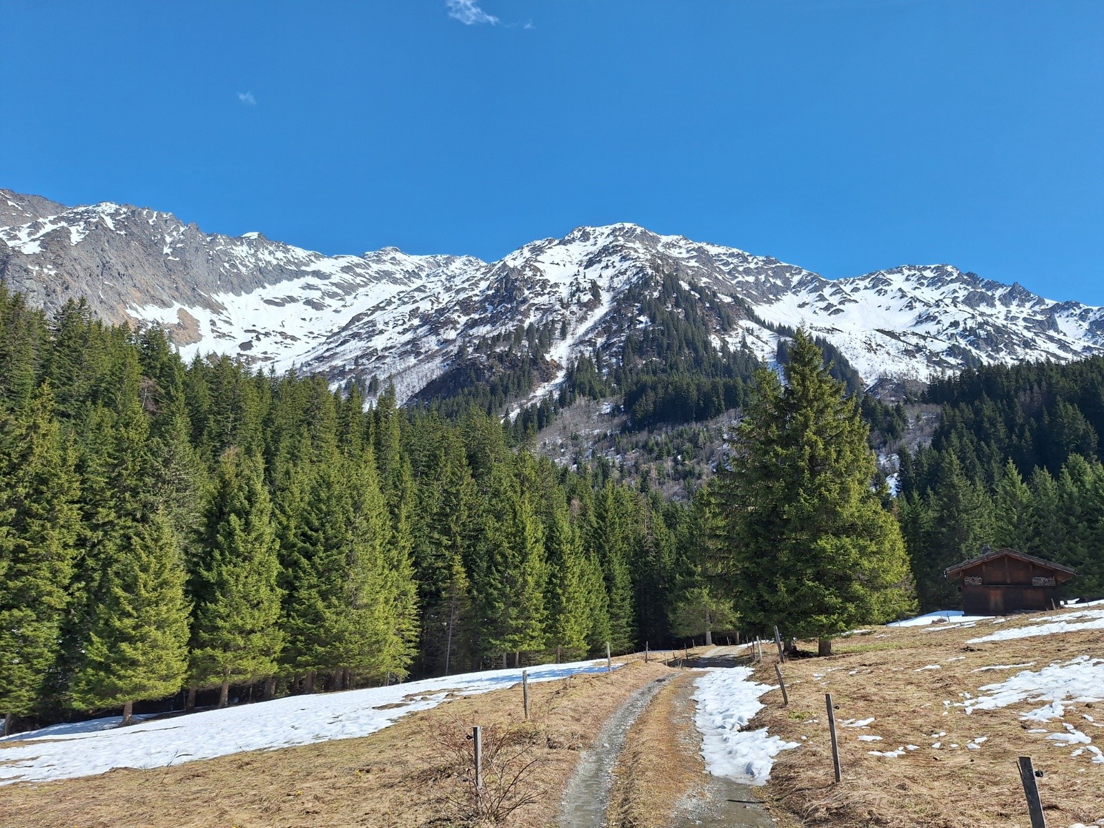 Les Jovets et l'itinéraire de descente à gauche