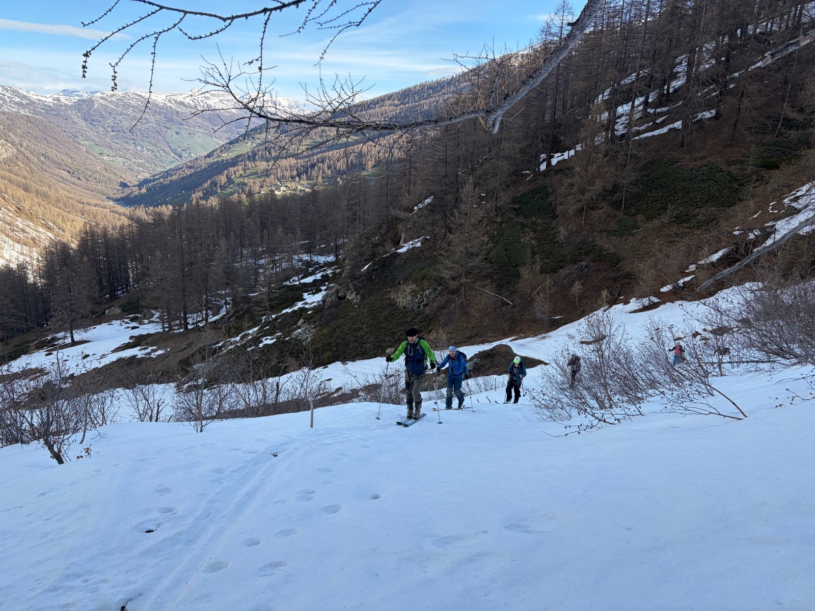 Début de la montée avec le refuge en arrière plan&nbsp;