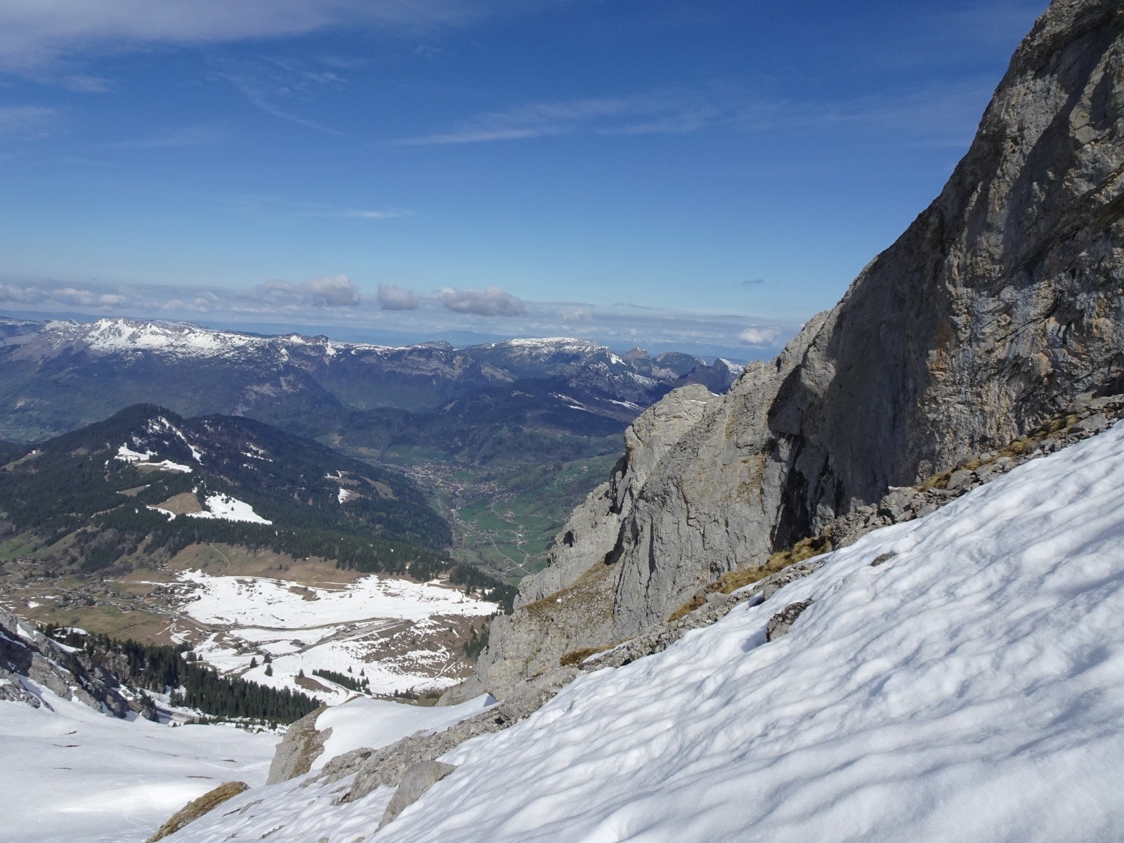 Le ciel se dégage, vue vers le Daney et la vallée du Bouchet