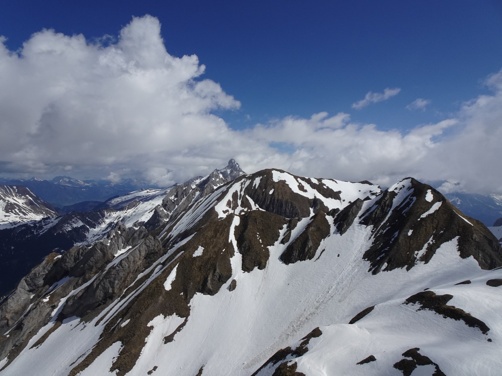 La pointe percée au loin