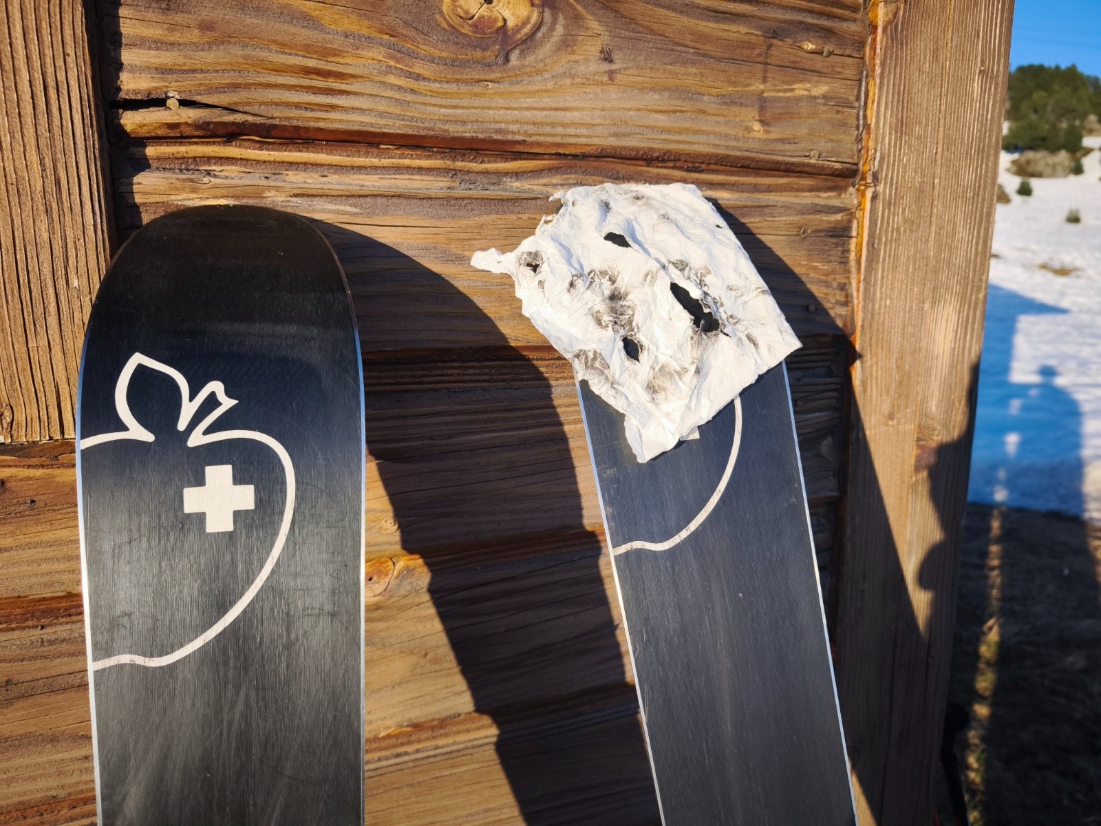 çà se voit pas tant que çà sur la photo, mais le mouchoir avait des traces bien noir comme de la suie/goudron. Et avait plus tendance à l'étaler.