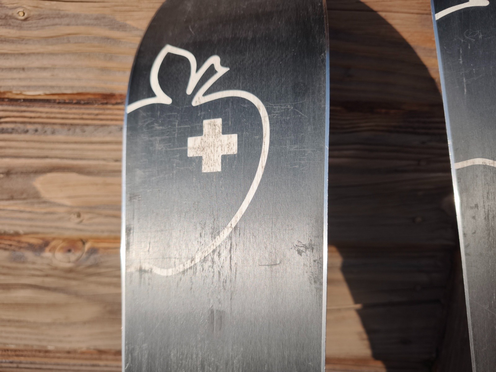 &nbsp;Normalement le logo est blanc pétant, pas moyen de le ravoir avec mouchoir ou le fétiche gant de toilette de fin de saison.