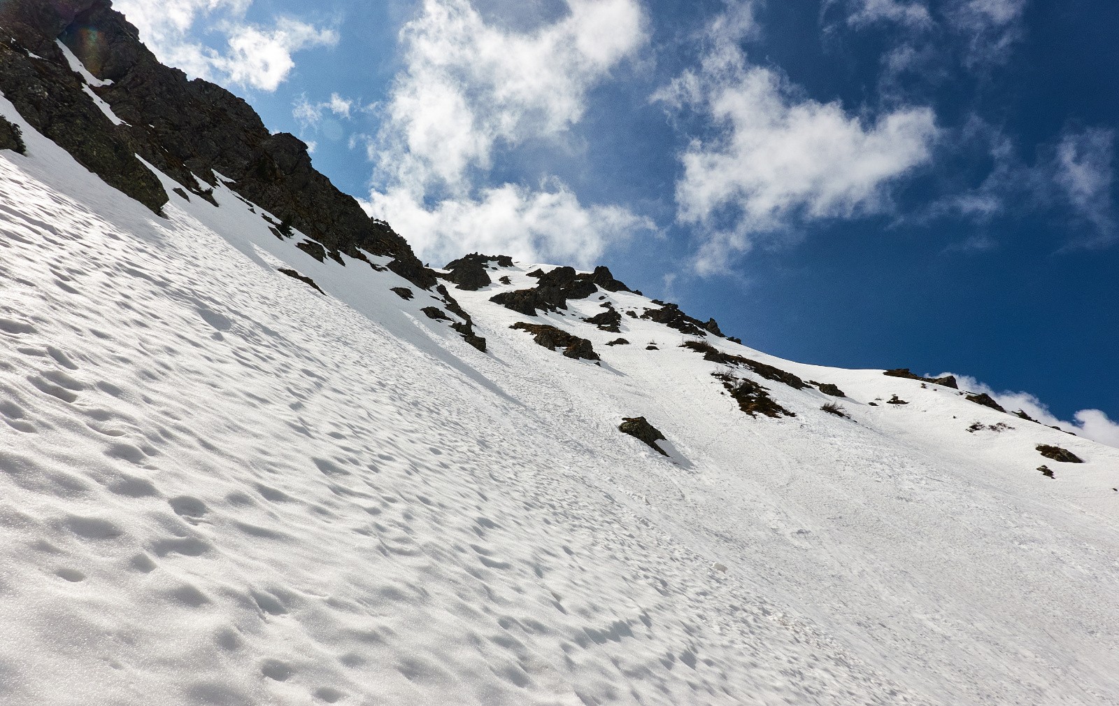 Je quitte la face N pour un couloir en rive droite...