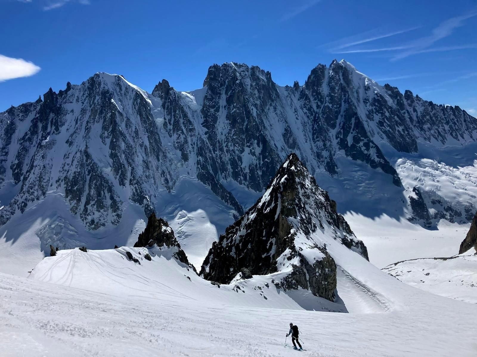 &nbsp;J1 : Descente avec vue sur les majeurs d'en face, les Courtes, les Droites, la Verte