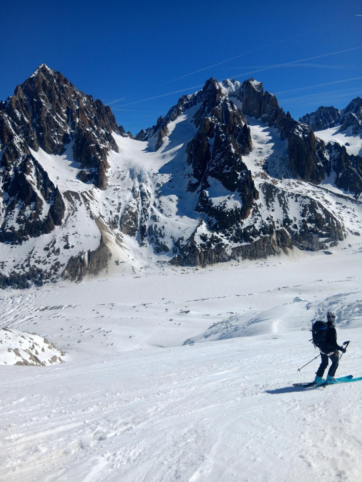 J1 : Vue sur le col du Chardonnet, entre l'Aiguille du Chardonnet et celle d'Argentière&nbsp;