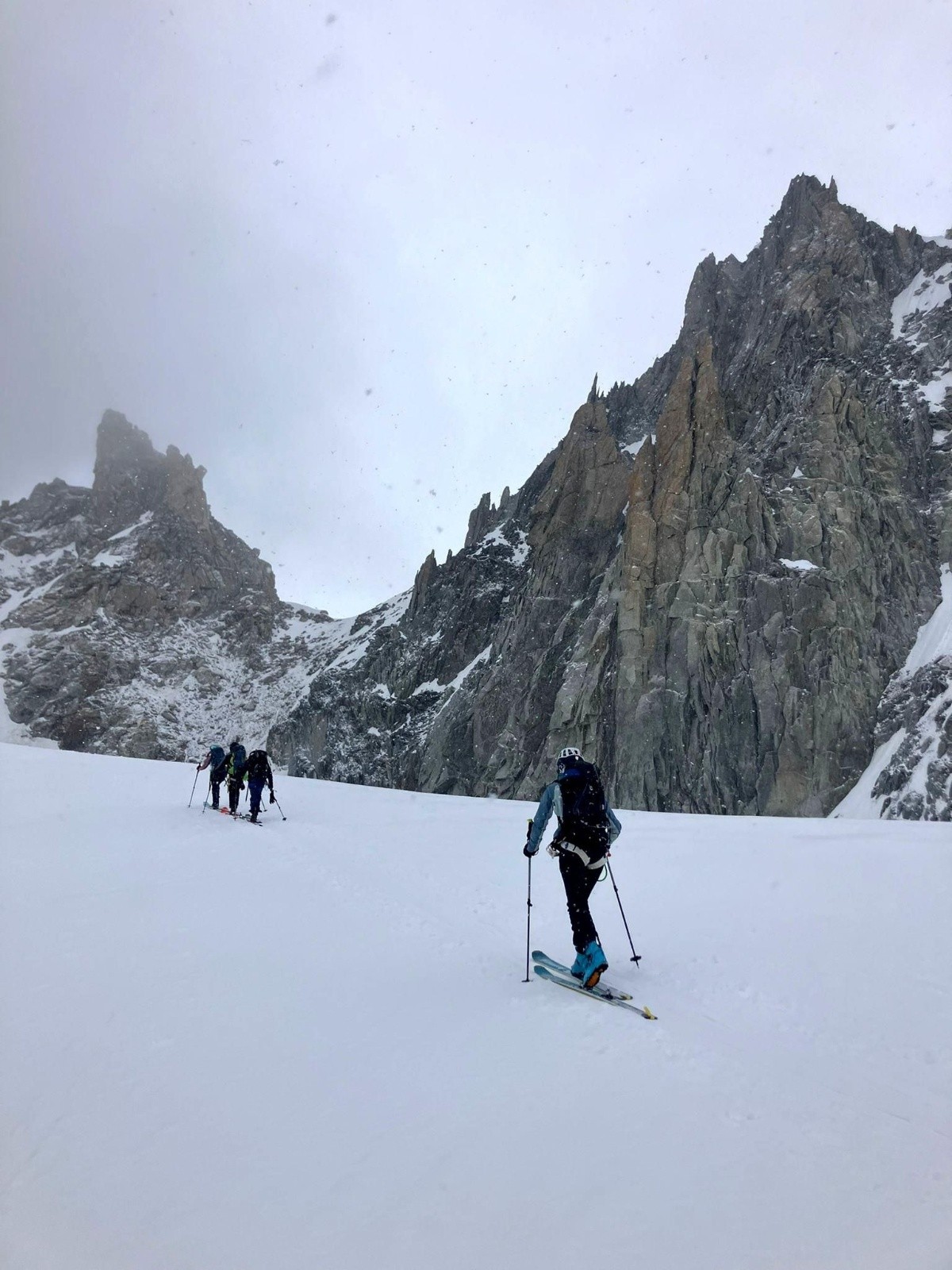 &nbsp;J2 : Montée vers le col du Chardonnet (langue de neige à gauche puis traversée horizontale)