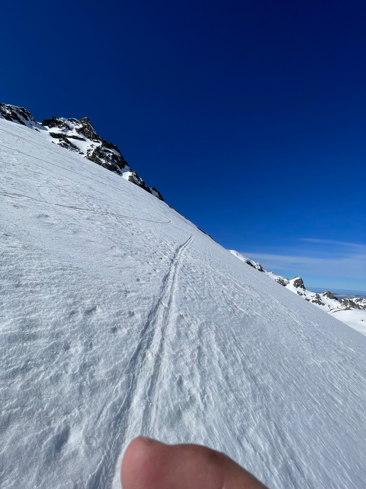 La trace s’améliore dans le névé de la grande pente