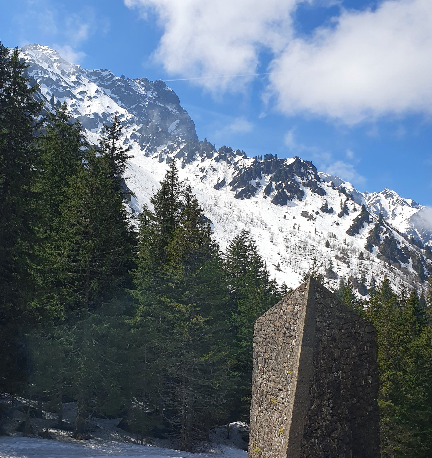 Les ressauts du col de la Scia n'ont pas l'air de passer, mais les couloirs est du Barlet ont l'air praticables&nbsp;