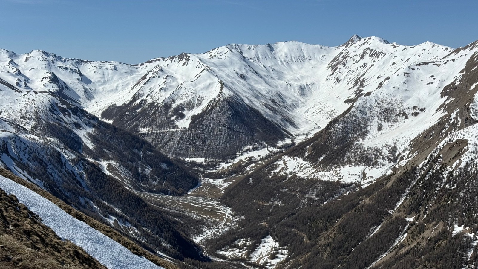 Face au petit vallon. Il y a de la neige sur la piste