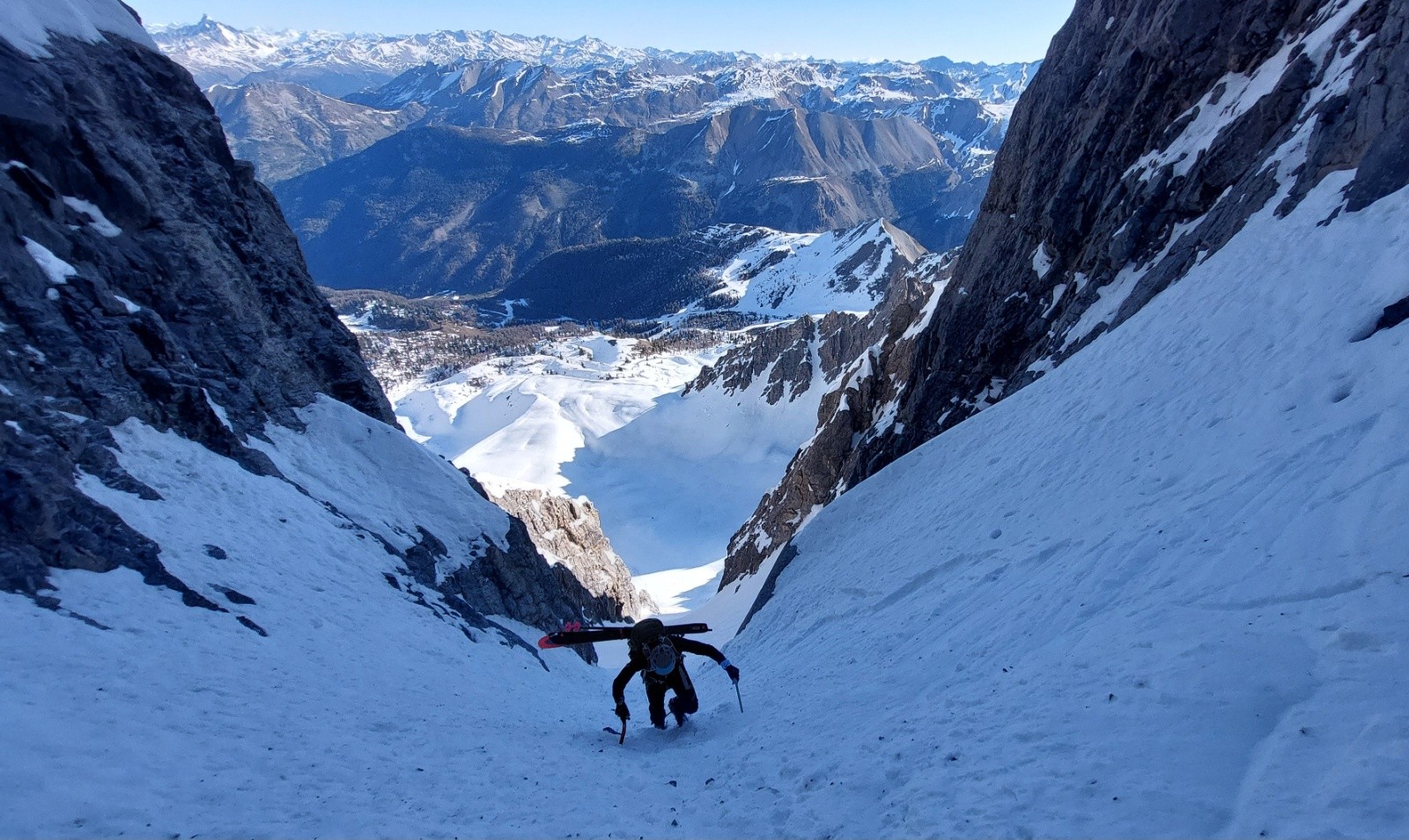 &nbsp;Au dessus de l'étroiture