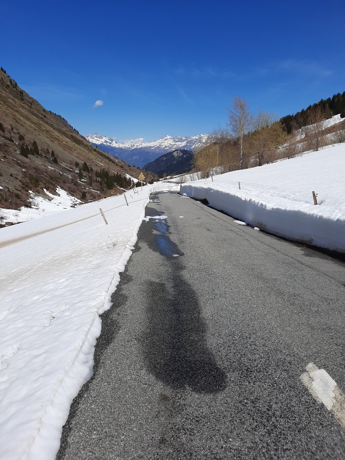 Encore une bonne épaisseur au bord de la route