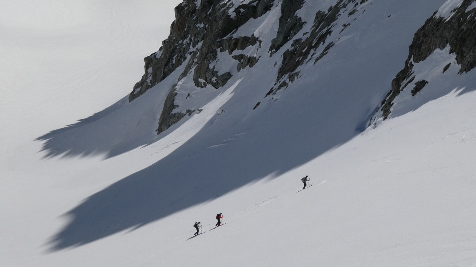 3 skieurs montent à la Selle du Puy Gris&nbsp;