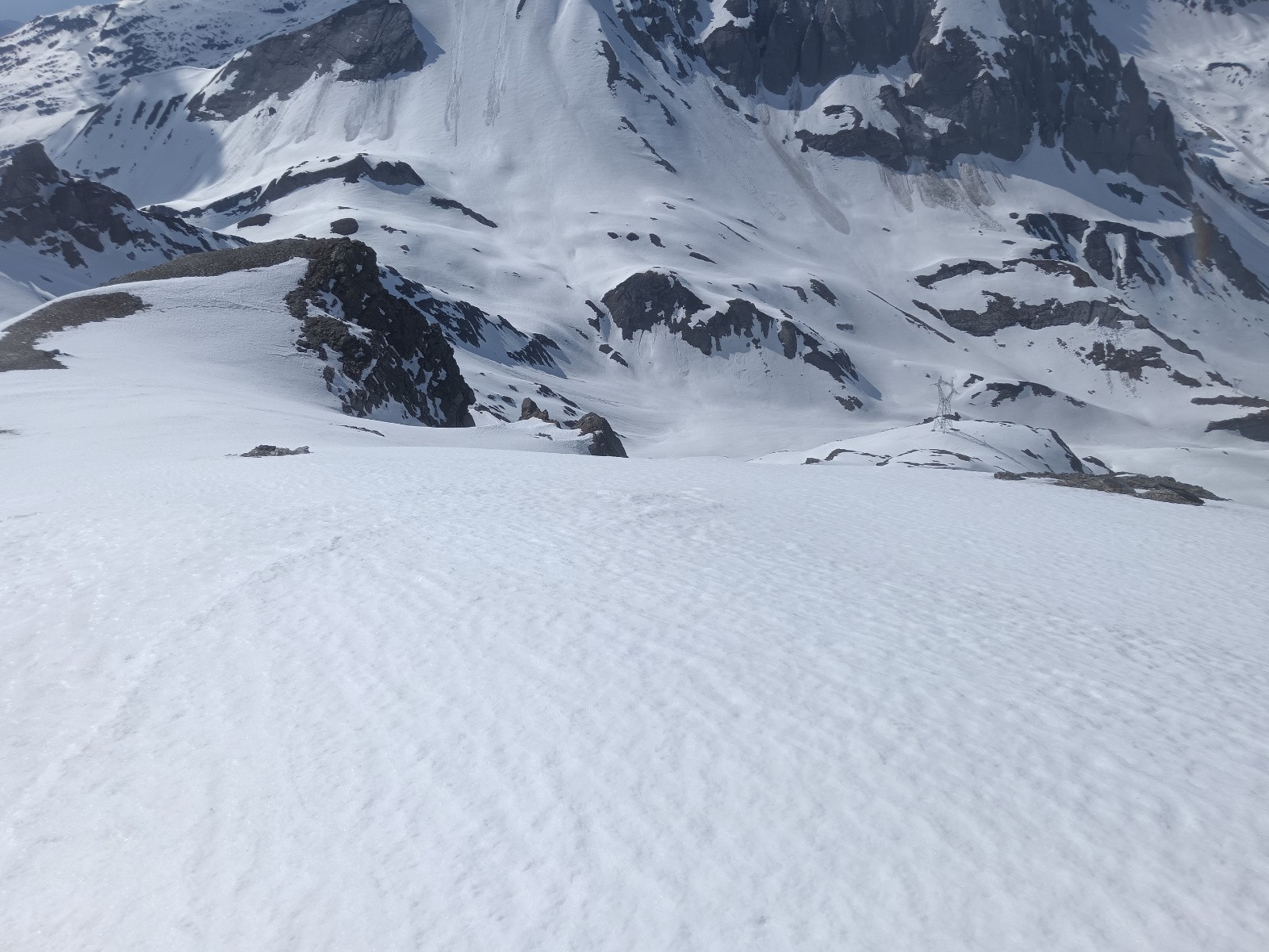 Eperon rocheux à gauche et début de la ligne sur sa droite&nbsp;