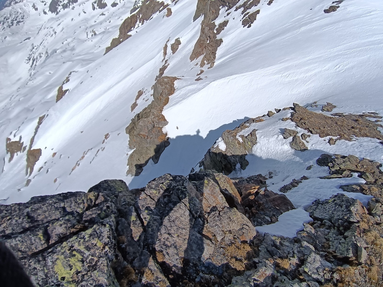 Début de la ligne vu depuis l'éperon rocheux : 2 possibilités de descente de part et d'autre d'un rocher