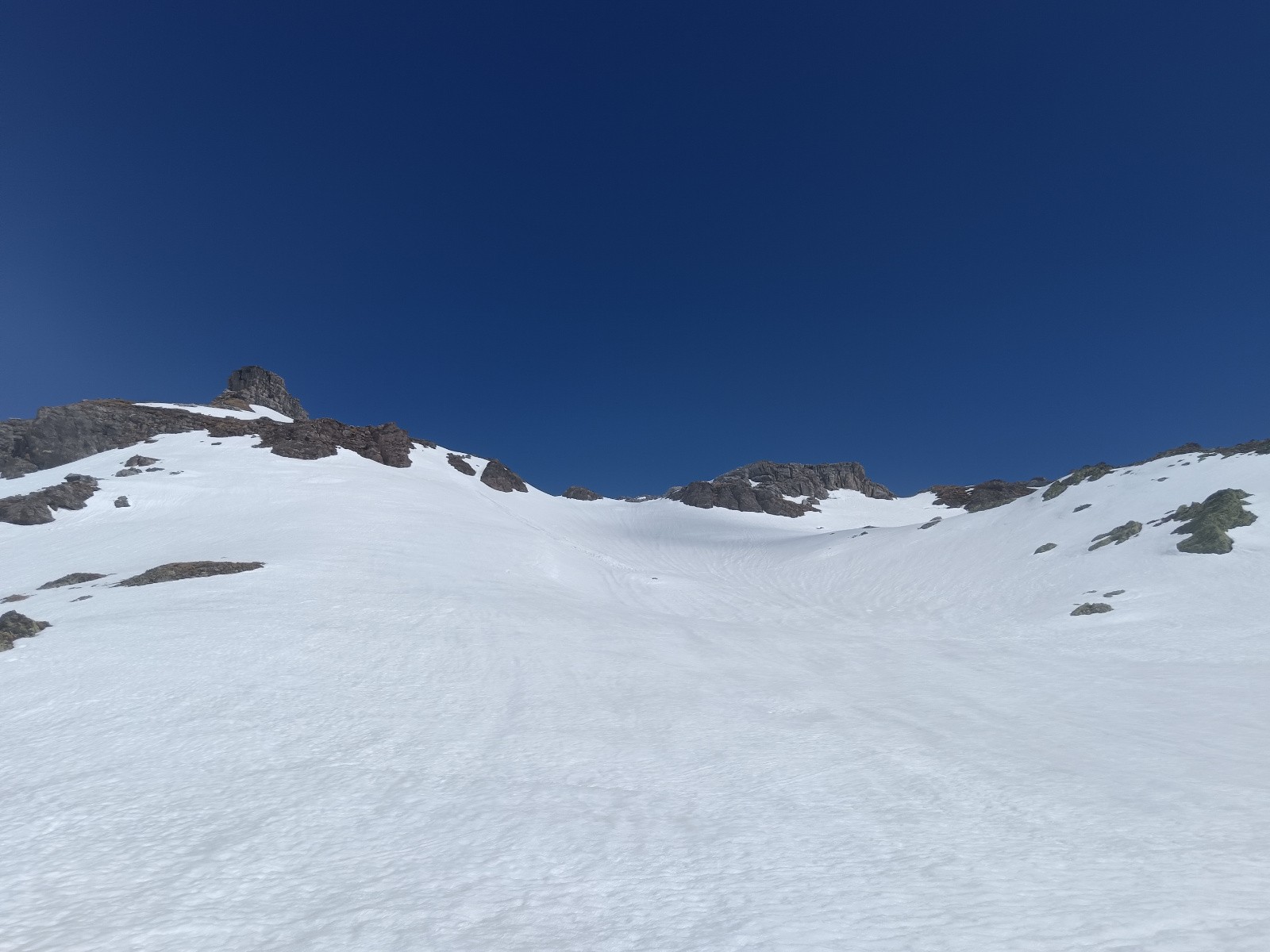 Pente W du rocher du Bonhomme ; à remonter pour atteindre la crête de la combe NW