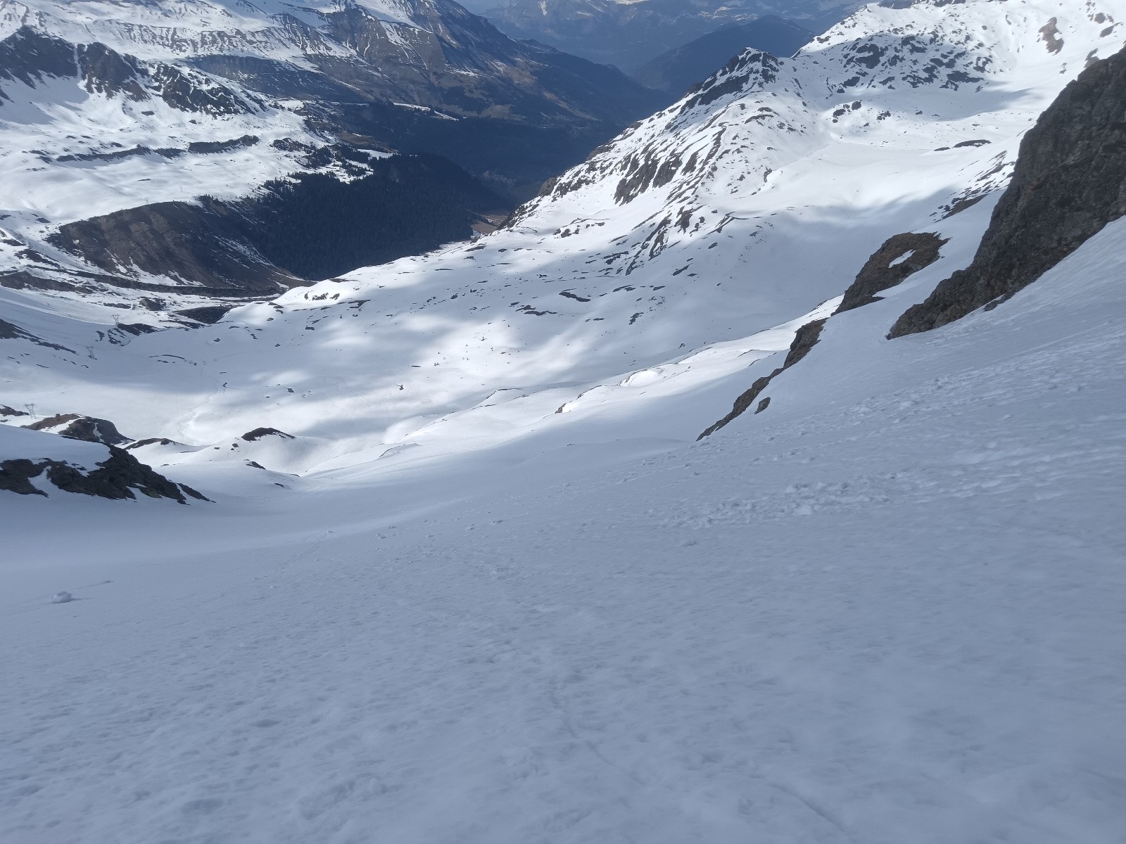 Au milieu de la ligne (bis) ; bien tirer à droite avant la barre rocheuse d'en bas&nbsp;