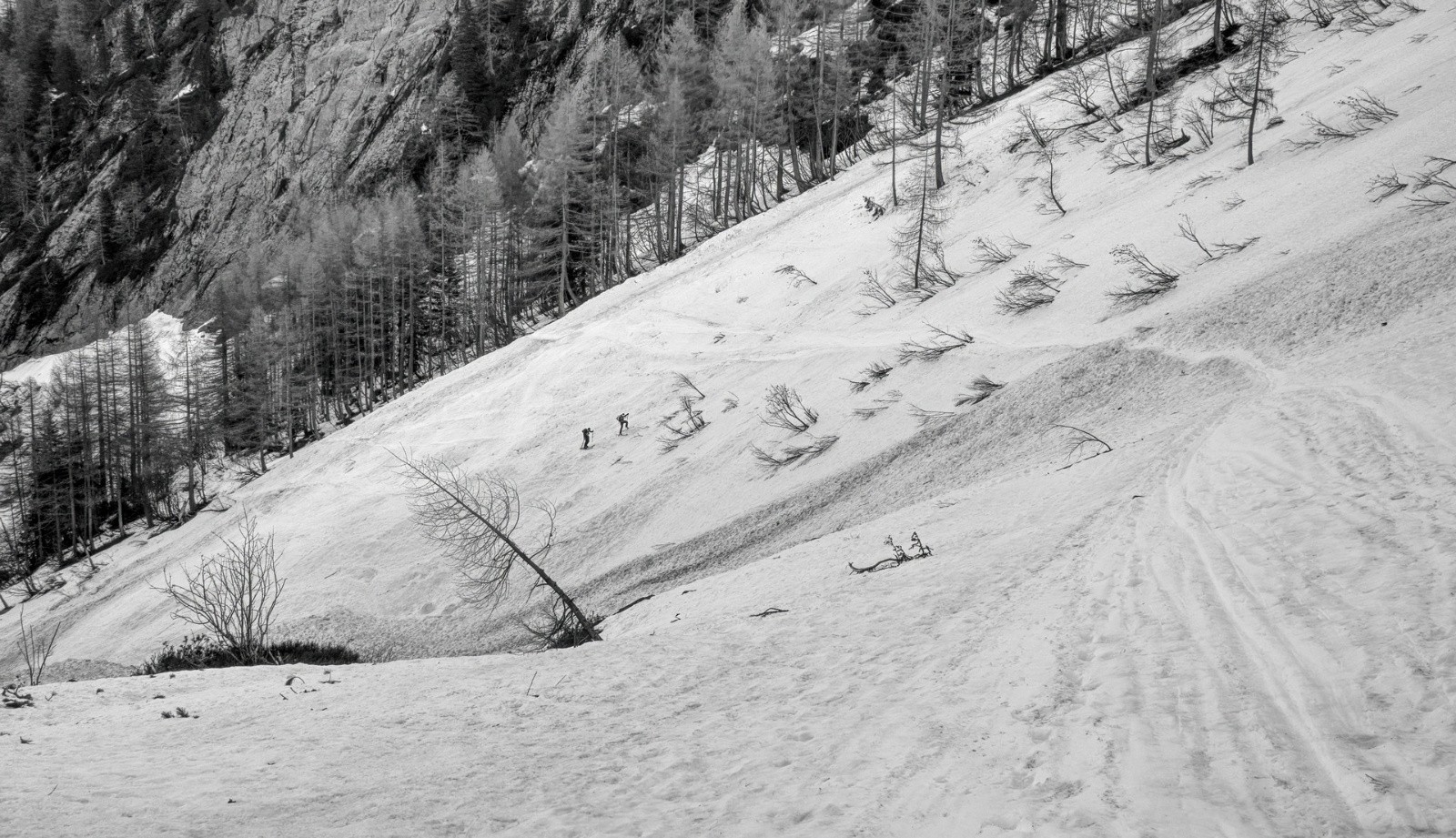 vers la cascade, rive droite
