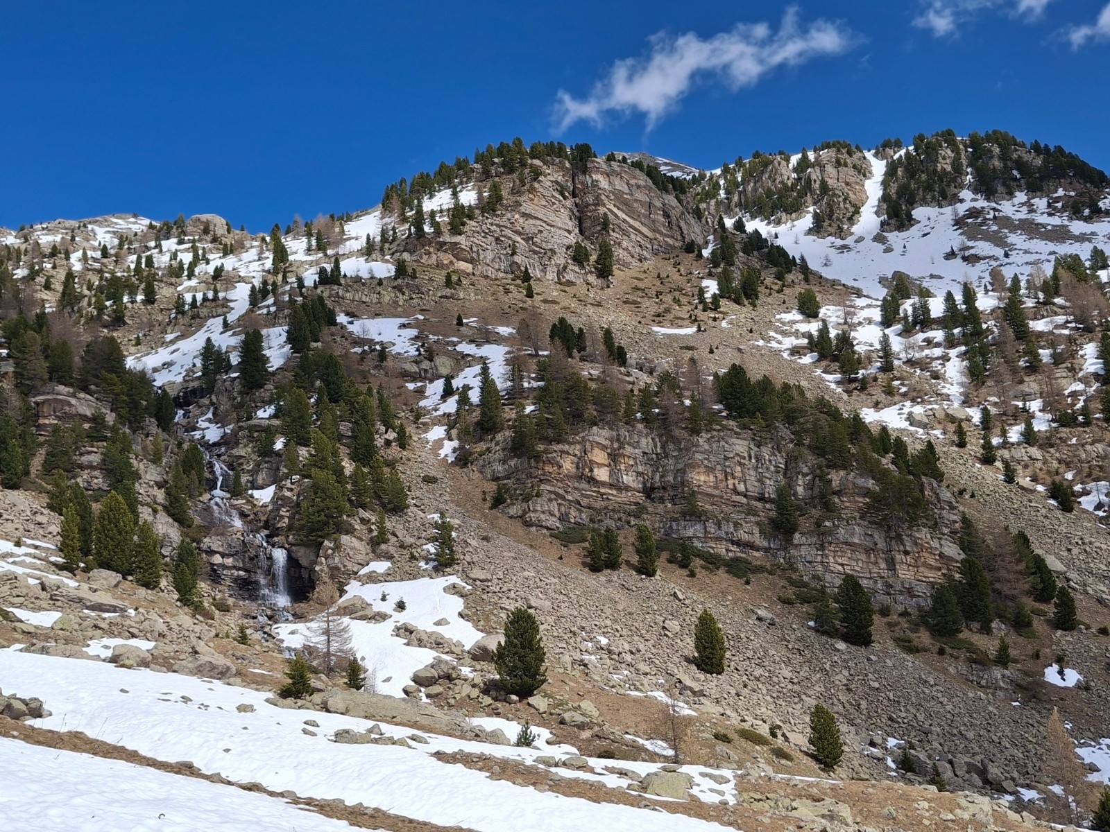 &nbsp;Remontée par le GR encore un peu encombrée de névés