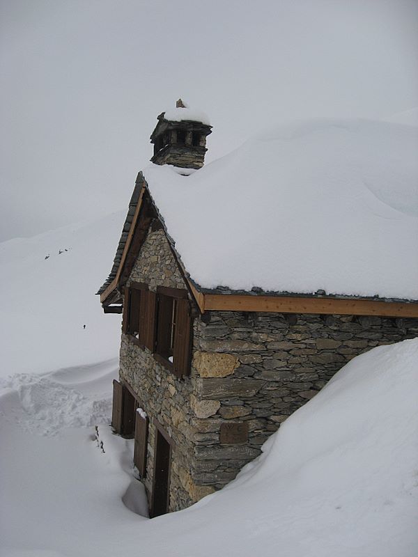 Façade Est : malgré les 3 heures de pelletage de Frédéric, la neige est haute autours du refuge.