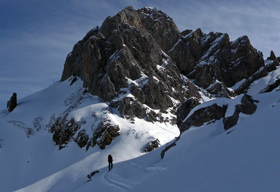Pierre du Mt Blanc : Devant l'imposante pointe 2407m, non nommée sur les cartes IGN.