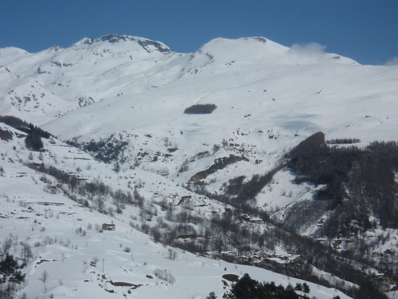 Mont Ruisas : au centre et à l'aplomb du curieux bosquet carré, perdu au milieu de l'immensité blanche !