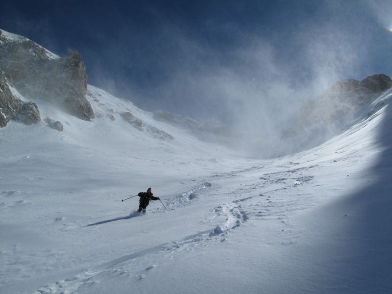 Combe sous le couloir : Toujours du bon ski avec de temps à autre des blocages dans la masse neigeuse