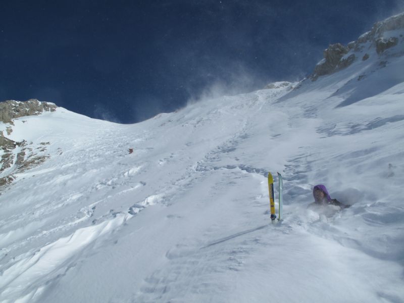 La descente du couloir : Du beau ski sinon à l'arrêt on se planque dans un trou