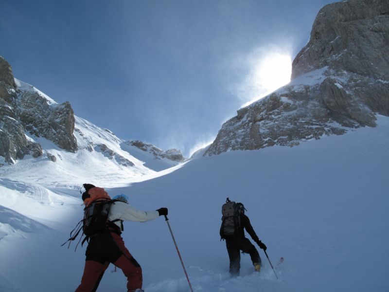La combe sous le couloir : Vent violent et poudre à brasser sous le soleil