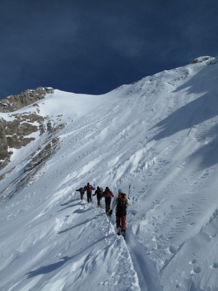 Le couloir sommital : ç'a se complique et cela devient exposé; on y va quand même (grosse masse à brasser et stabilité aléatoire mais pas de problème en finalité)