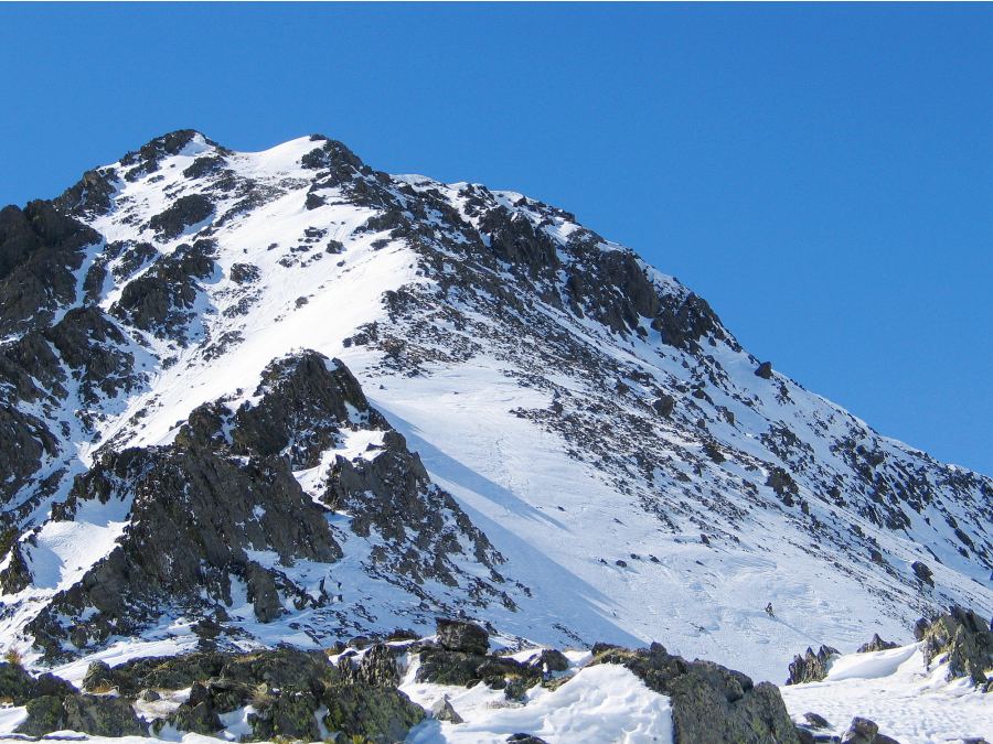 Petit Péric : L'arête d'accès au sommet depuis le refuge .