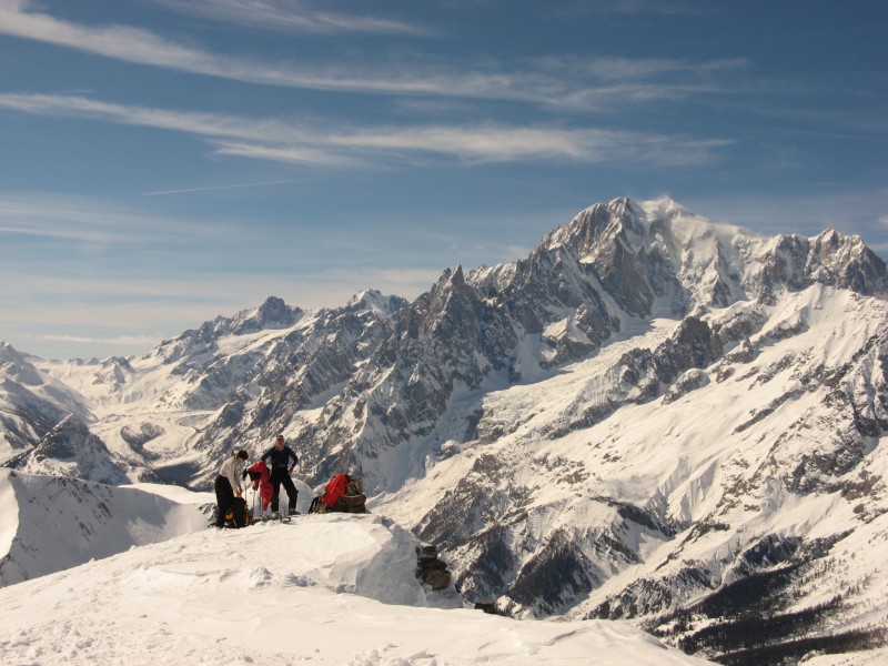 Tête entre deux Sauts : Le sommet face au belvédère magnifique sur le Massif du Mont-Blanc