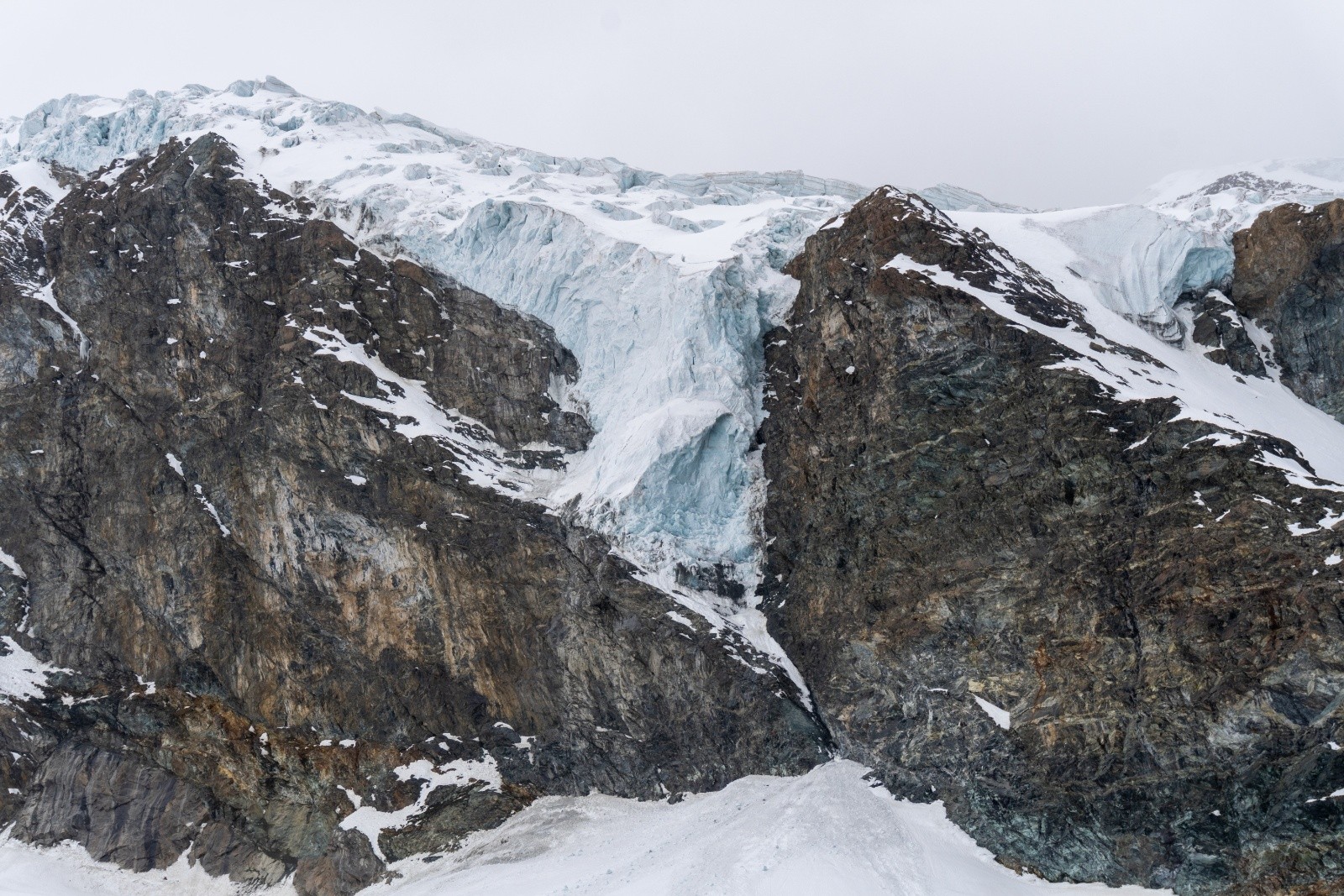 Vue depuis les pistes de Saas Fee en allant vers l'Allalinhorn&nbsp;