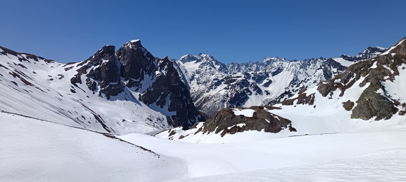Couloir Davin, les Agneaux, Combeynot E, barre des Écrins, vue du casse croûte à 2400m