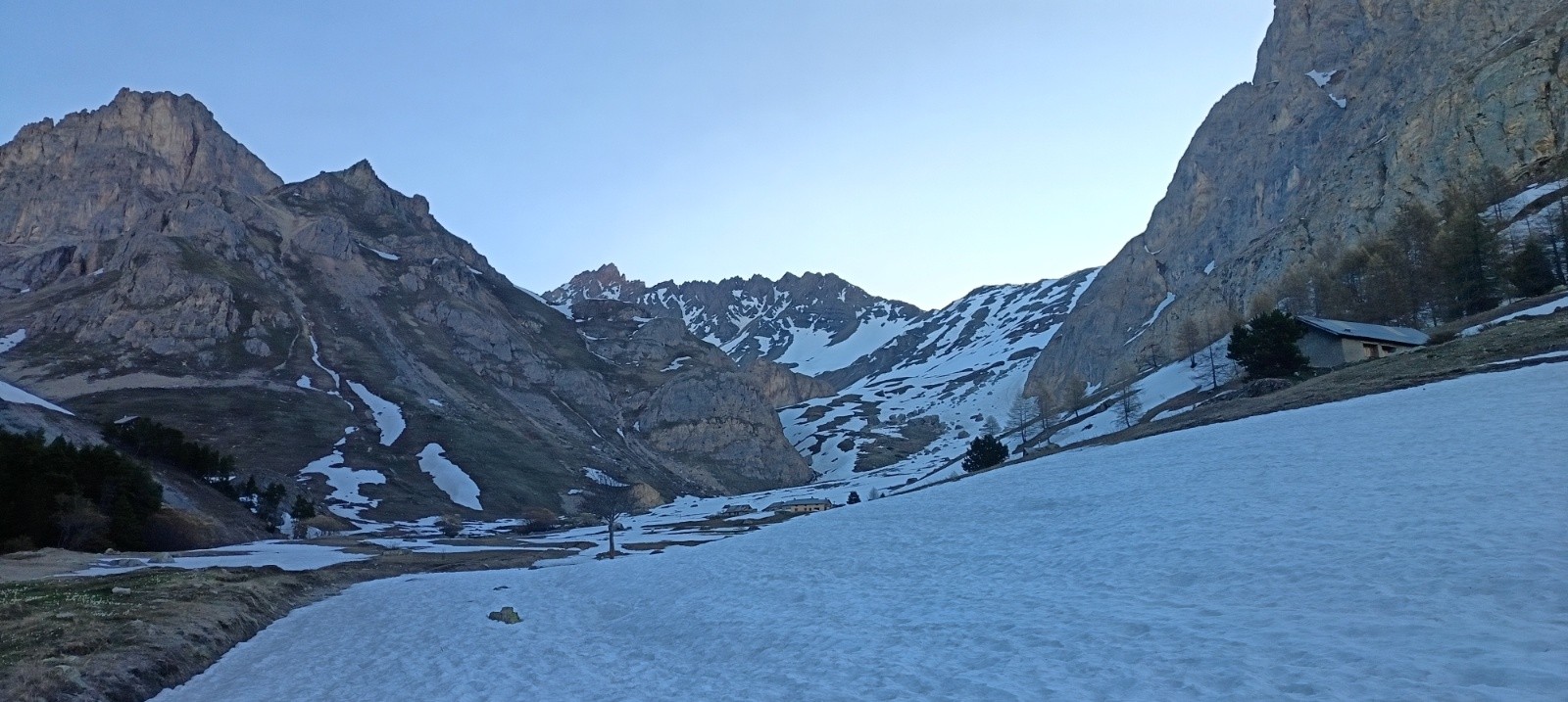 La neige avant les premières bâtisses&nbsp;