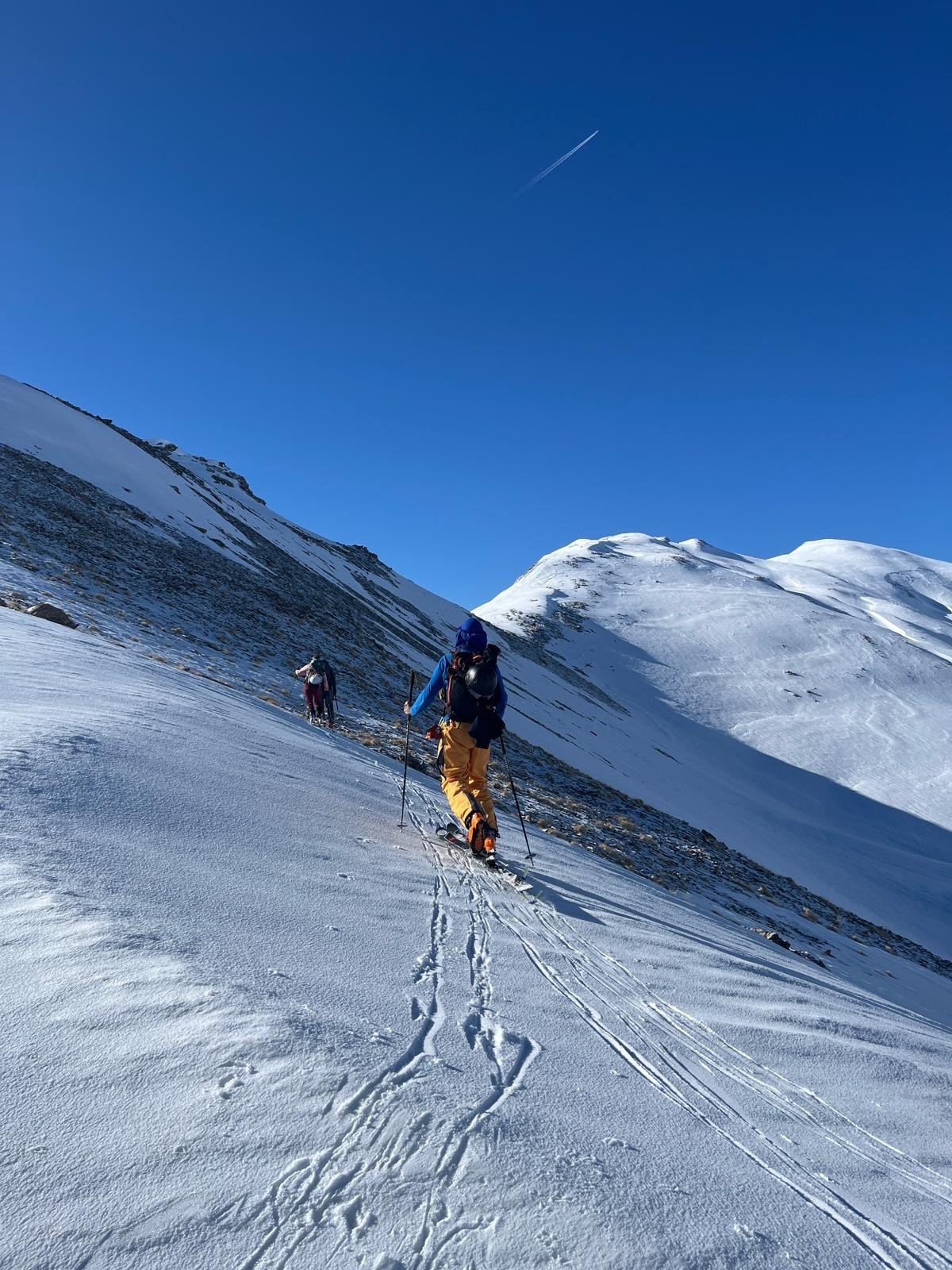 Juste après le col, passage déneigé délicat