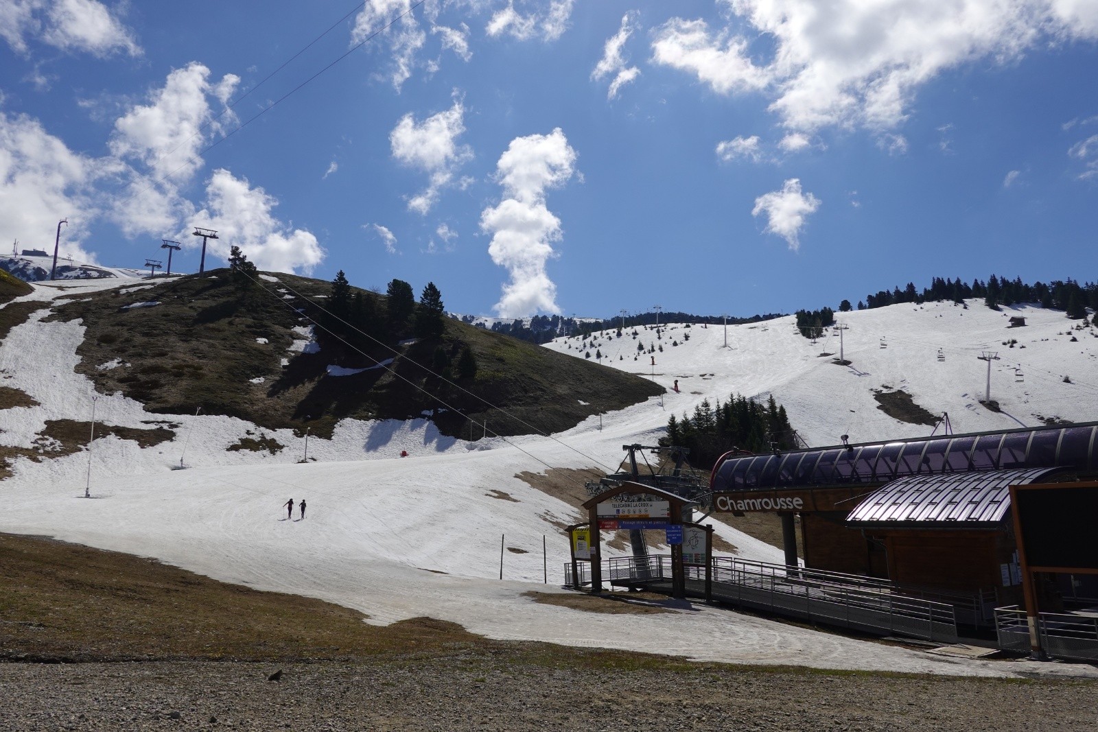 Ces deux partent avec des skis de fond