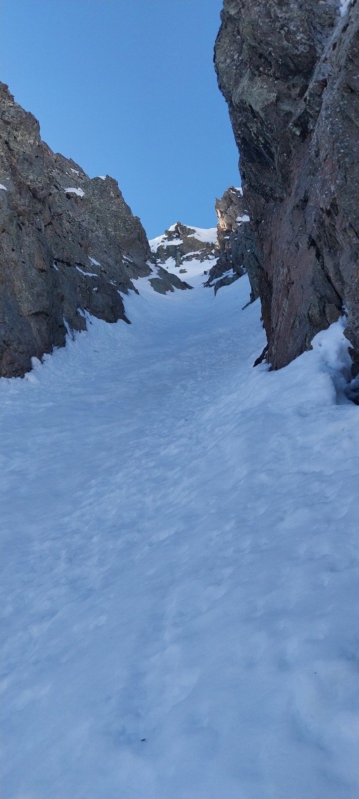 l'étroiture du couloir&nbsp;