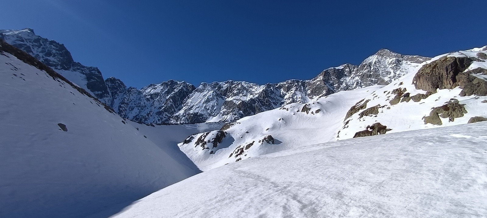 L'itinéraire longe la Moraine du glacier d'Arsine (à gauche)&nbsp;