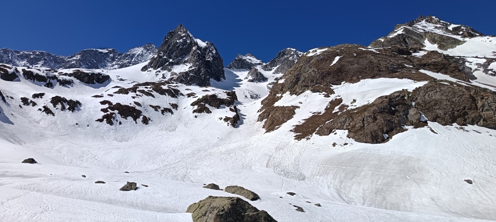 Vue d'ensemble de la descente du col au centre du cliché&nbsp;